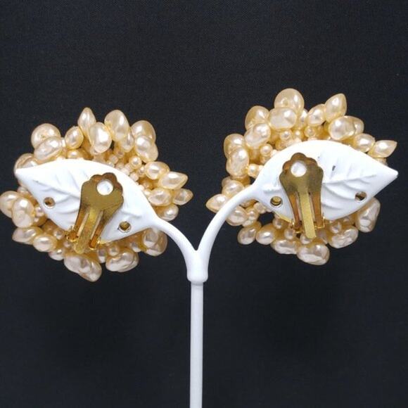 Vintage Freshwater Pearl Cluster Clip Earrings, Mid-century 1950s, 1 3/4 Inches - Picture 4 of 8